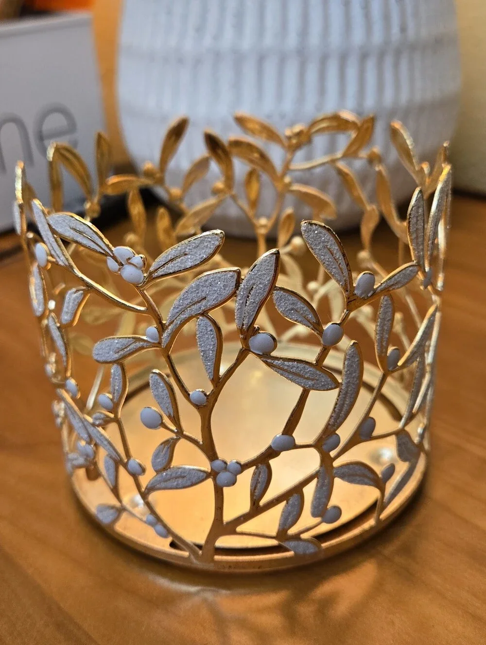 Bath & Body Works 3-Wick Candle Holder New Mistletoe Vine and White Motif